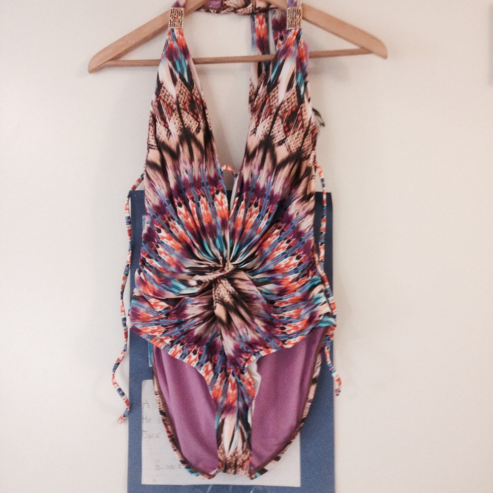 Kenneth Cole 🌺Mojave plunger halter Swimsuit 🌺